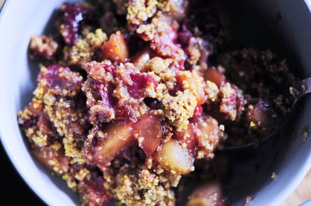  A sweet & tart strawberry and apple crisp brought to life with a subtle polenta crunch! This tasty and healthy gluten-free & vegan fruit crisp is sure to please the senses! #strawberryapple #glutenfreestrawberry #glutenfreeapplecrisp #polenta #vegandessert #refinedsugarfree 