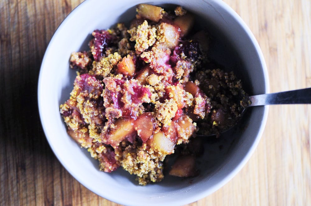  A sweet & tart strawberry and apple crisp brought to life with a subtle polenta crunch! This tasty and healthy gluten-free & vegan fruit crisp is sure to please the senses! #strawberryapple #glutenfreestrawberry #glutenfreeapplecrisp #polenta #vegandessert #refinedsugarfree 