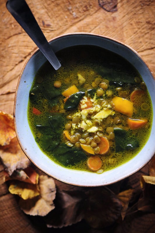  A hearty, healthy, comforting soup filled with nutritious brown lentils, ginger root, garlic, carrots, bell pepper, spinach and a delicious blend of spices. This gluten-free and vegan soup makes for one cozy & warming meal in the cooler months! #lentilsoup #gingersoup #autumn #vegansoup #healthy #easy #harvestsoup 