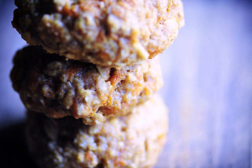  Soft and chewy gluten-free carrot cake oatmeal cookies that are free of refined sugar, easy to make and absolutely delicious! #carrotcakecookies #glutenfree #oatmealcookies #carrotcake #glutenfreecookies 