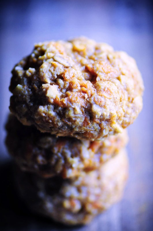  Soft and chewy gluten-free carrot cake oatmeal cookies that are free of refined sugar, easy to make and absolutely delicious! #carrotcakecookies #glutenfree #oatmealcookies #carrotcake #glutenfreecookies 