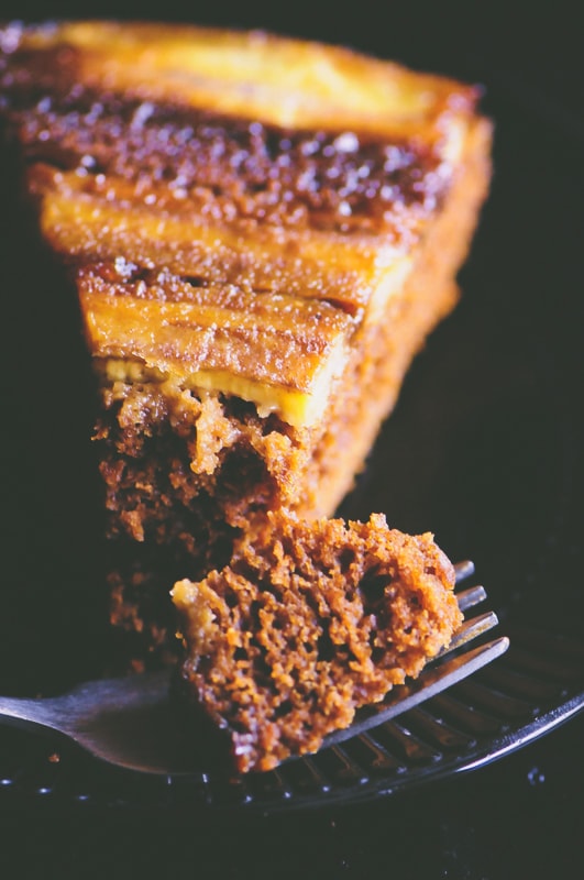  This Upside Down Caramelized Gingerbread Banana Cake is gluten-free, super quick and easy to make, and is incredibly delicious with its perfectly spiced gingerbread base topped with sticky caramelized bananas. It makes for one perfect holiday dessert certain to impress the pickiest of guests! #upsidedownbananacake #upsidedowncake #gingerbreadcake #glutenfreecake #caramelizedcake 