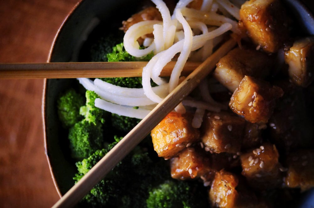  This Sticky Maple Ginger Tofu Rice Noodle Bowl with Steamed Broccoli makes for one comforting, nutritious and delicious gluten-free and vegan meal! #stickytofu #mapleginger #ricenoodles #broccoli #veganbowl #buddhabowl #maplegingertofu #glutenfreelunch 