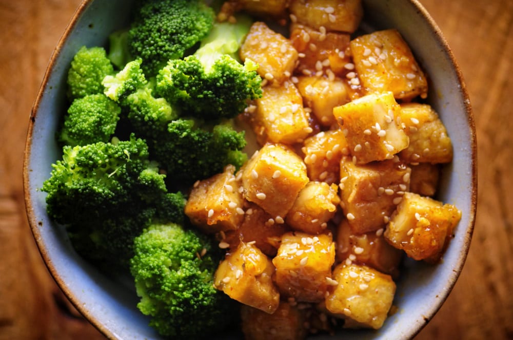  This Sticky Maple Ginger Tofu Rice Noodle Bowl with Steamed Broccoli makes for one comforting, nutritious and delicious gluten-free and vegan meal! #stickytofu #mapleginger #ricenoodles #broccoli #veganbowl #buddhabowl #maplegingertofu #glutenfreelunch 