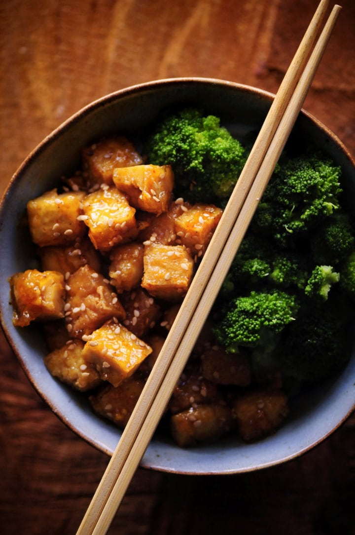  This Sticky Maple Ginger Tofu Rice Noodle Bowl with Steamed Broccoli makes for one comforting, nutritious and delicious gluten-free and vegan meal! #stickytofu #mapleginger #ricenoodles #broccoli #veganbowl #buddhabowl #maplegingertofu #glutenfreelunch 