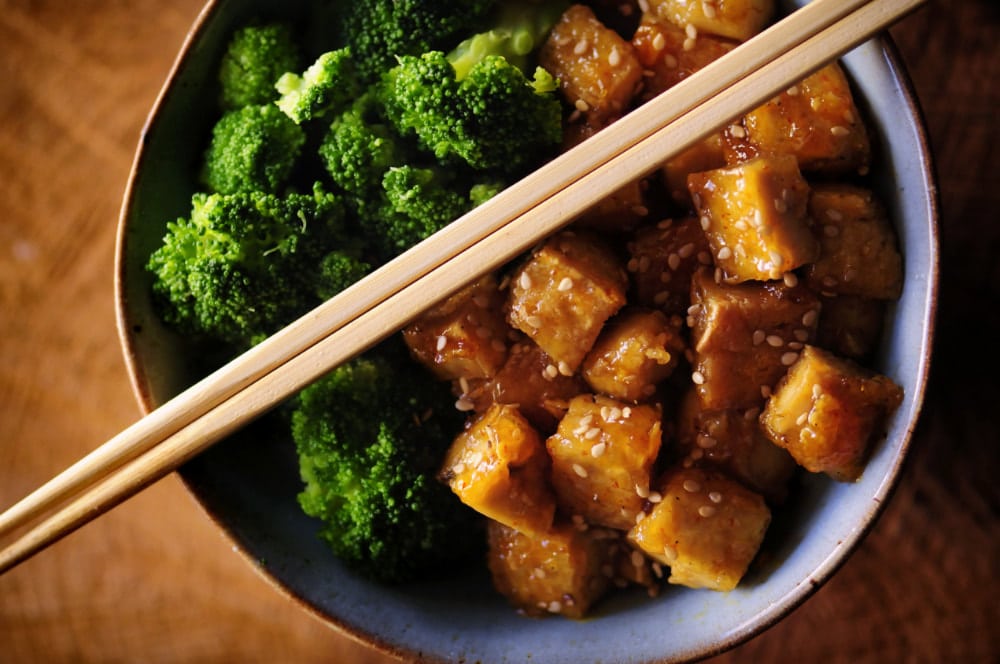  This Sticky Maple Ginger Tofu Rice Noodle Bowl with Steamed Broccoli makes for one comforting, nutritious and delicious gluten-free and vegan meal! #stickytofu #mapleginger #ricenoodles #broccoli #veganbowl #buddhabowl #maplegingertofu #glutenfreelunch 