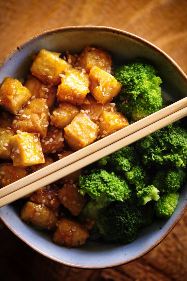  This Sticky Maple Ginger Tofu Rice Noodle Bowl with Steamed Broccoli makes for one comforting, nutritious and delicious gluten-free and vegan meal! #stickytofu #mapleginger #ricenoodles #broccoli #veganbowl #buddhabowl #maplegingertofu #glutenfreelunch 