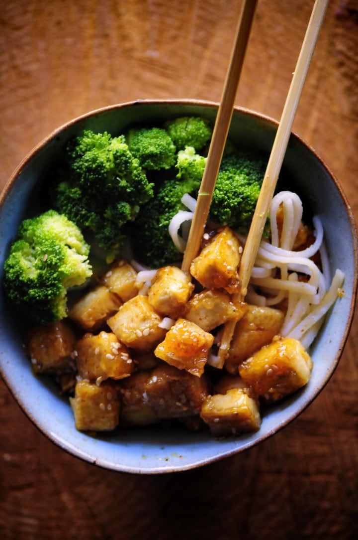  This Sticky Maple Ginger Tofu Rice Noodle Bowl with Steamed Broccoli makes for one comforting, nutritious and delicious gluten-free and vegan meal! #stickytofu #mapleginger #ricenoodles #broccoli #veganbowl #buddhabowl #maplegingertofu #glutenfreelunch 