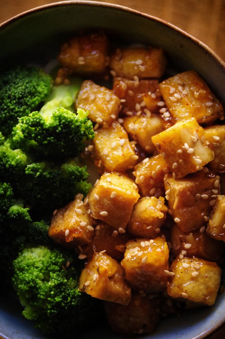  This Sticky Maple Ginger Tofu Rice Noodle Bowl with Steamed Broccoli makes for one comforting, nutritious and delicious gluten-free and vegan meal! #stickytofu #mapleginger #ricenoodles #broccoli #veganbowl #buddhabowl #maplegingertofu #glutenfreelunch 