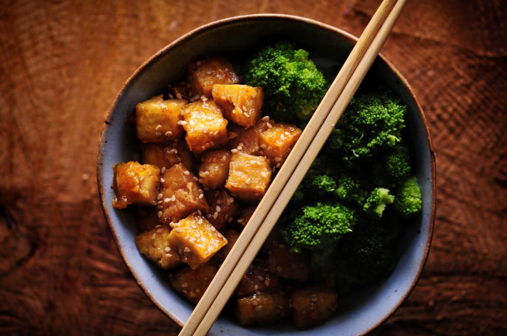  This Sticky Maple Ginger Tofu Rice Noodle Bowl with Steamed Broccoli makes for one comforting, nutritious and delicious gluten-free and vegan meal! #stickytofu #mapleginger #ricenoodles #broccoli #veganbowl #buddhabowl #maplegingertofu #glutenfreelunch 