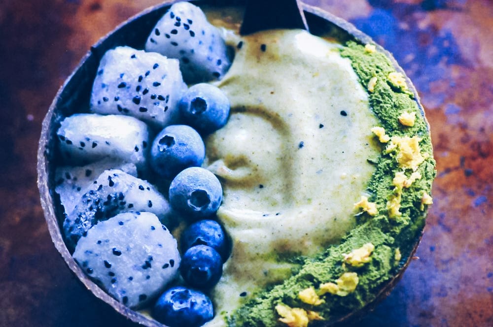  This beautiful and scrumptious Green Ginger Dragon Fruit Smoothie Bowl has a creamy and luscious texture and a delightfully fruity flavor with a touch of ginger kick! Vegan, gluten-free, refreshing, healthy, and easy to make, too! #smoothiebowl #greensmoothiebowl #dragonfruitsmoothie #dragonfruitsmoothiebowl #gingersmoothie #vegansmoothiebowl #greennicecream #pitayasmoothiebowl 
