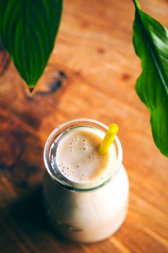  An easy, healthy and filling Cardamom Maca Walnut Smoothie that is gluten-free, vegan, has wonderful adaptogenic properties, and is ridiculously tasty! #maca #macasmoothie #cardamomsmoothie #walnutsmoothie #vegansmoothie 