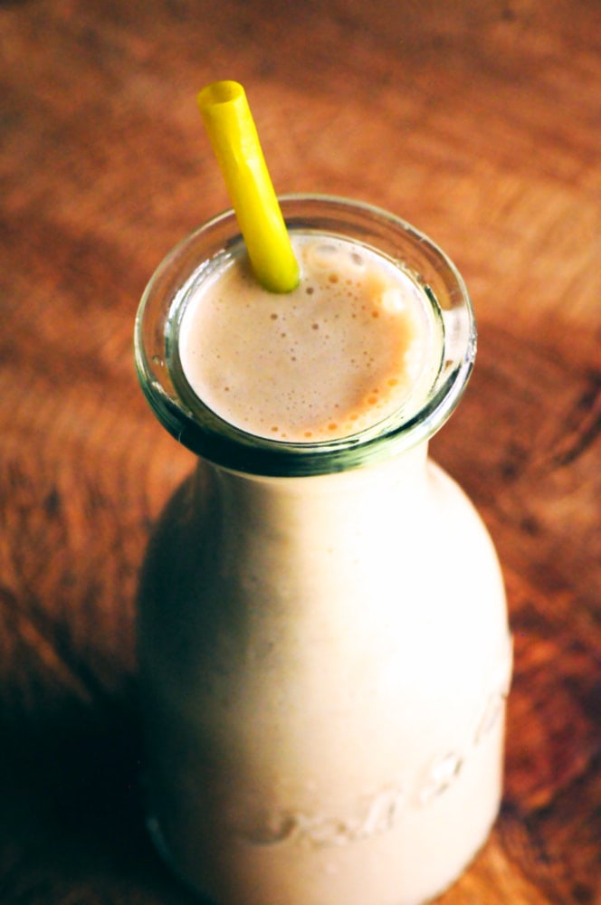  An easy, healthy and filling Cardamom Maca Walnut Smoothie that is gluten-free, vegan, has wonderful adaptogenic properties, and is ridiculously tasty! #maca #macasmoothie #cardamomsmoothie #walnutsmoothie #vegansmoothie 