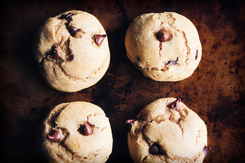  These gluten-free, refined sugar-free Chai Spiced Chocolate Chip cookies are easy to make, have a beautiful chewy & fluffy texture, and taste heavenly! #chaicookies #chaichocolatechipcookies #glutenfreecookies #glutenfreechocolatechipcookies #chaispicedcookies 