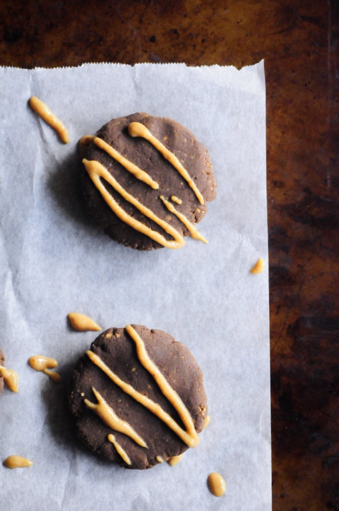  Easy, healthy, and delicious gluten-free & vegan No Bake Chocolate Peanut Butter Protein Cookies with a Peanut Butter Coconut Flour Glaze. These flavorful cookies will satisfy your sweet cravings without the use of refined sugar and provide the perfect energy boost any time of day! #nobakecookies #proteincookies #chocolatepeanutbuttercookies #glutenfreecookies #veganproteincookies #coconutflourcookies #peanutbuttercookies 