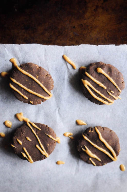  Easy, healthy, and delicious gluten-free & vegan No Bake Chocolate Peanut Butter Protein Cookies with a Peanut Butter Coconut Flour Glaze. These flavorful cookies will satisfy your sweet cravings without the use of refined sugar and provide the perfect energy boost any time of day! #nobakecookies #proteincookies #chocolatepeanutbuttercookies #glutenfreecookies #veganproteincookies #coconutflourcookies #peanutbuttercookies 