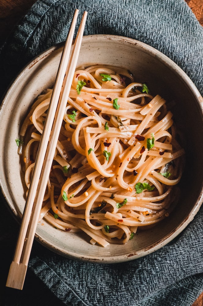  Super easy, tasty and healthy Instant Pot Sticky Maple Ginger Rice Noodles. This pressure cooker dish can be ready to enjoy in only about 10 minutes! This delicious noodle recipe is gluten-free, vegan and positively bursting with flavor. #instantpotnoodles #stickynoodles #mapleginger #ricenoodledish #glutenfreevegan #fastinstantpot #pressurecookerricenoodles 