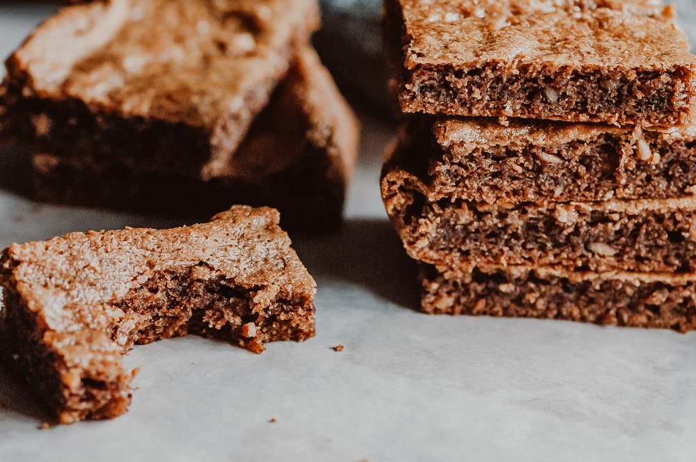  These easy, healthy and delicious Gluten-Free Peanut Butter Bars are flour-free, dairy-free, refined sugar-free and made with only a few simple and wholesome ingredients! #flourlessbars #flourlesspeanutbutter #peanutbutterbars #glutenfreebars #dairyfreebars #flourlesspeanutbutterbars #glutenfreepeanutbutterbars 