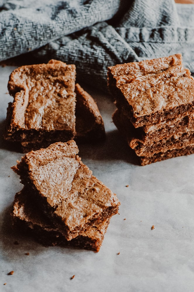  These easy, healthy and delicious Gluten-Free Peanut Butter Bars are flour-free, dairy-free, refined sugar-free and made with only a few simple and wholesome ingredients! #flourlessbars #flourlesspeanutbutter #peanutbutterbars #glutenfreebars #dairyfreebars #flourlesspeanutbutterbars #glutenfreepeanutbutterbars 