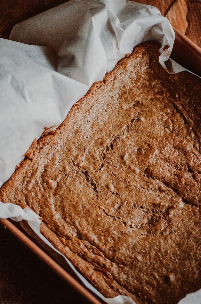  These easy, healthy and delicious Gluten-Free Peanut Butter Bars are flour-free, dairy-free, refined sugar-free and made with only a few simple and wholesome ingredients! #flourlessbars #flourlesspeanutbutter #peanutbutterbars #glutenfreebars #dairyfreebars #flourlesspeanutbutterbars #glutenfreepeanutbutterbars 