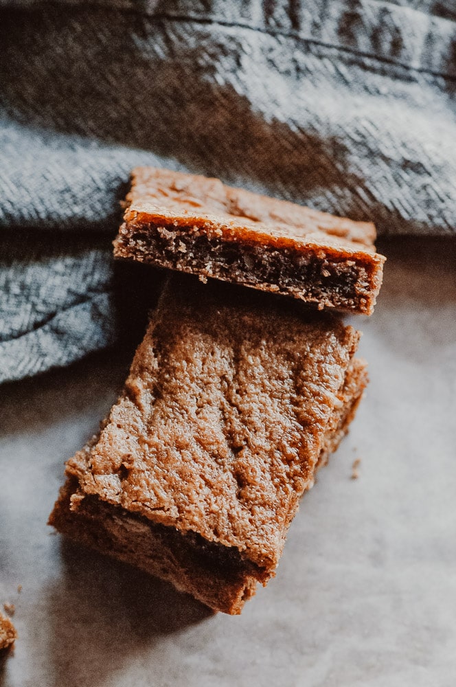  These easy, healthy and delicious Gluten-Free Peanut Butter Bars are flour-free, dairy-free, refined sugar-free and made with only a few simple and wholesome ingredients! #flourlessbars #flourlesspeanutbutter #peanutbutterbars #glutenfreebars #dairyfreebars #flourlesspeanutbutterbars #glutenfreepeanutbutterbars 