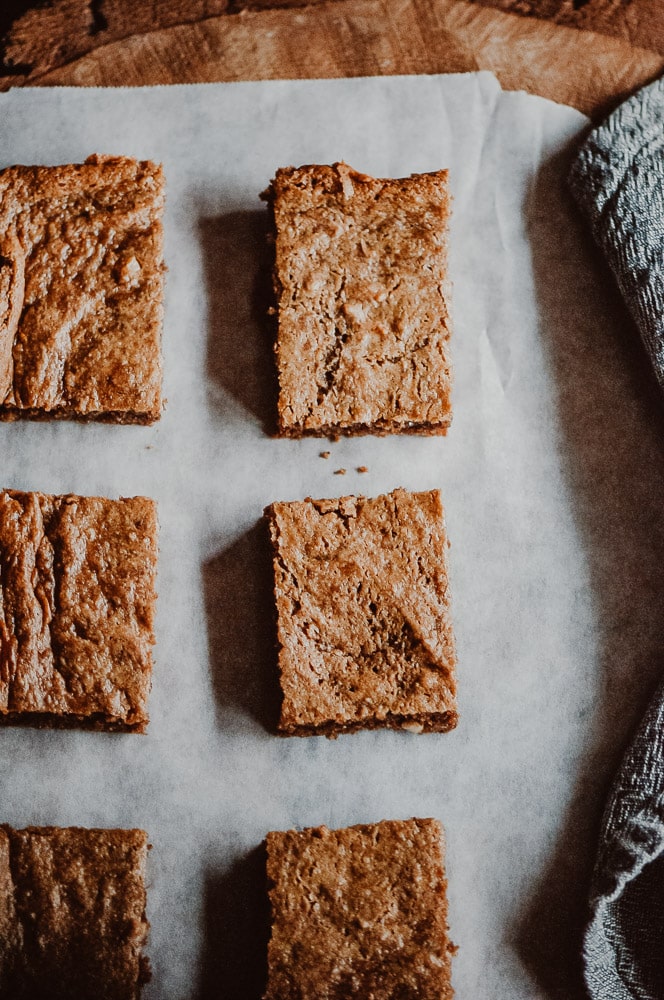  These easy, healthy and delicious Gluten-Free Peanut Butter Bars are flour-free, dairy-free, refined sugar-free and made with only a few simple and wholesome ingredients! #flourlessbars #flourlesspeanutbutter #peanutbutterbars #glutenfreebars #dairyfreebars #flourlesspeanutbutterbars #glutenfreepeanutbutterbars 