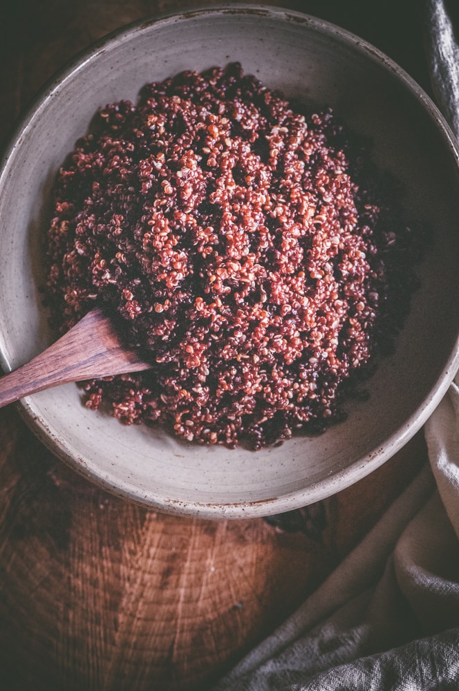  How to make perfectly fluffy, healthy and delicious Red Quinoa in your Instant Pot Pressure Cooker! + Tips and tricks for the best results, health benefits of this super seed, easy quinoa recipes and more! #instantpotquinoa #instantpotquinoarecipes #pressurecookerquinoa #redquinoa #instantpotredquinoa 