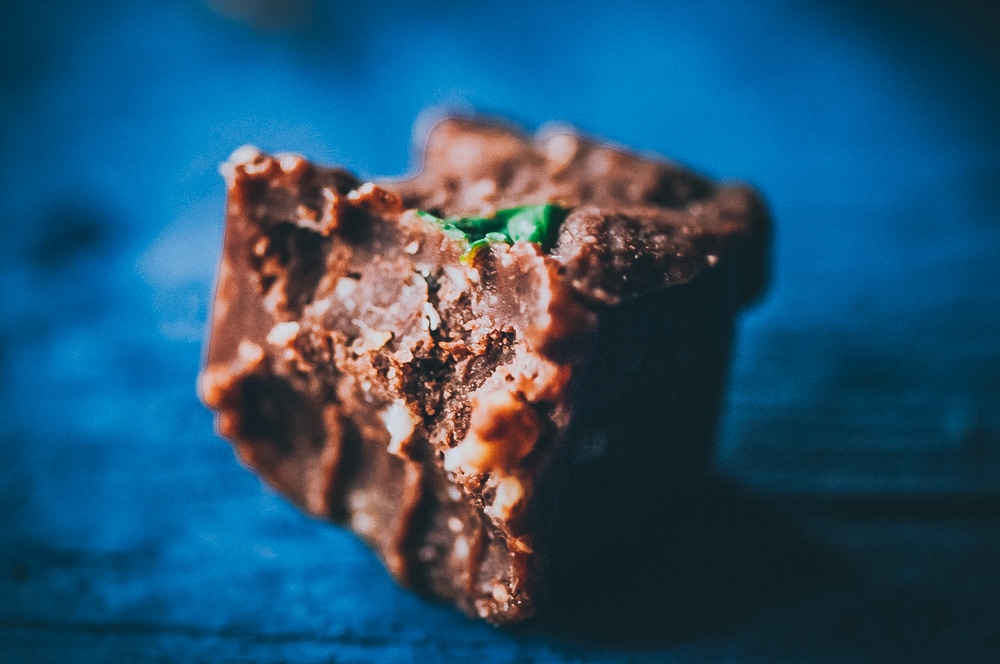  This easy and HEALTHY Mint Chocolate Freezer Candy with Adaptogens is raw, vegan, gluten-free and sugar-free! #adaptogens #adaptogenic #healthycandy #freezercandy #rasakoffee #cacao #peppermintrecipes #sugarfreecandy #mintchocolate 