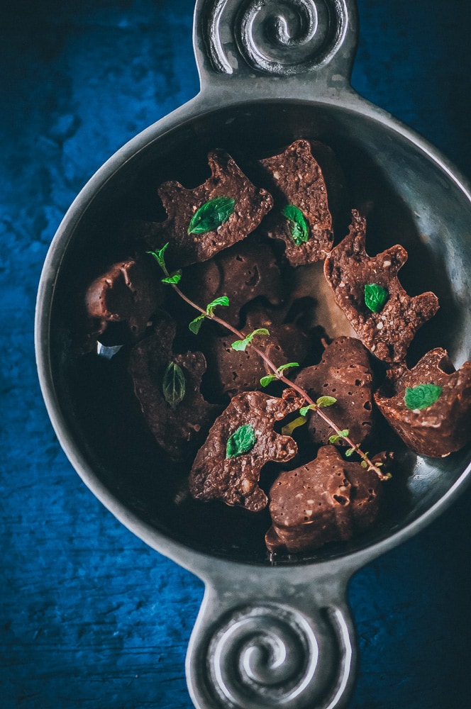  This easy and HEALTHY Mint Chocolate Freezer Candy with Adaptogens is raw, vegan, gluten-free and sugar-free! #adaptogens #adaptogenic #healthycandy #freezercandy #rasakoffee #cacao #peppermintrecipes #sugarfreecandy #mintchocolate 