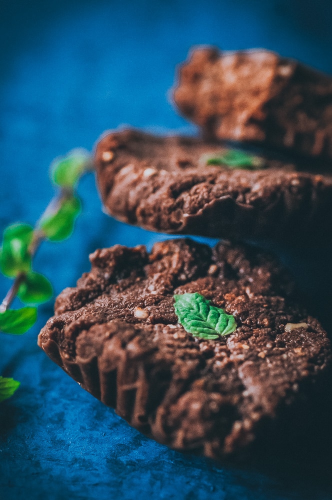  This easy and HEALTHY Mint Chocolate Freezer Candy with Adaptogens is raw, vegan, gluten-free and sugar-free! #adaptogens #adaptogenic #healthycandy #freezercandy #rasakoffee #cacao #peppermintrecipes #sugarfreecandy #mintchocolate 