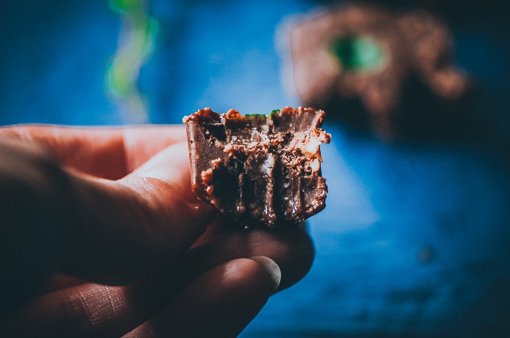  This easy and HEALTHY Mint Chocolate Freezer Candy with Adaptogens is raw, vegan, gluten-free and sugar-free! #adaptogens #adaptogenic #healthycandy #freezercandy #rasakoffee #cacao #peppermintrecipes #sugarfreecandy #mintchocolate 