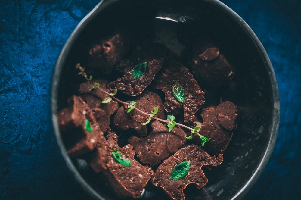  This easy and HEALTHY Mint Chocolate Freezer Candy with Adaptogens is raw, vegan, gluten-free and sugar-free! #adaptogens #adaptogenic #healthycandy #freezercandy #rasakoffee #cacao #peppermintrecipes #sugarfreecandy #mintchocolate 