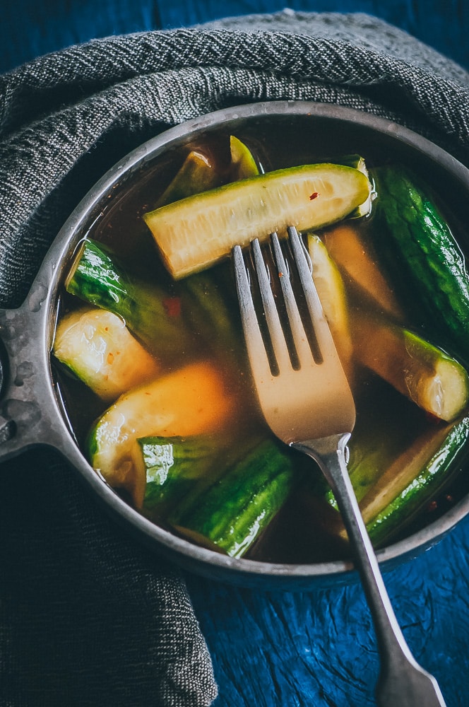  QUICK + EASY Spicy Refrigerator Pickles brimming with rich flavors and nutritional benefits! #pickles #easypickles #refrigeratorpickles #prebiotics #spicypickles #quickpickles 