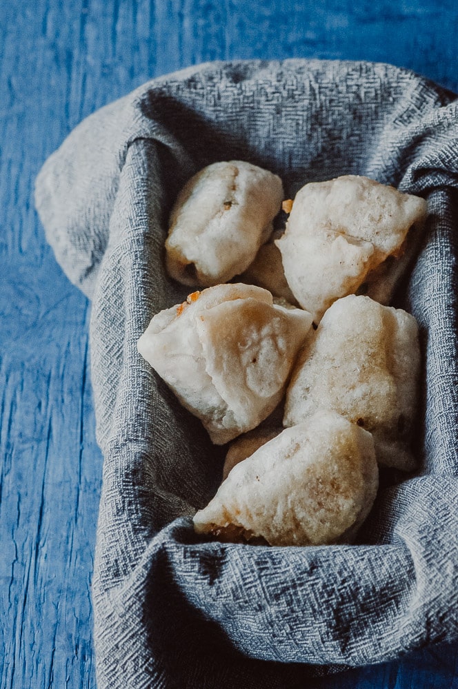  Baked Gluten-Free + Vegan Samosas! - These super easy, healthy and delicious baked vegetable samosas are filled with peas, potatoes, the perfect blend of spices and wrapped in a crunchy, chewy tapioca flour pastry dough. This Indian dish is vegan, gluten-free, dairy-free, soy-free, and nut-free! #bakedsamosas #glutenfreesamosas #vegansamosas #samosarecipe #easysamosas 