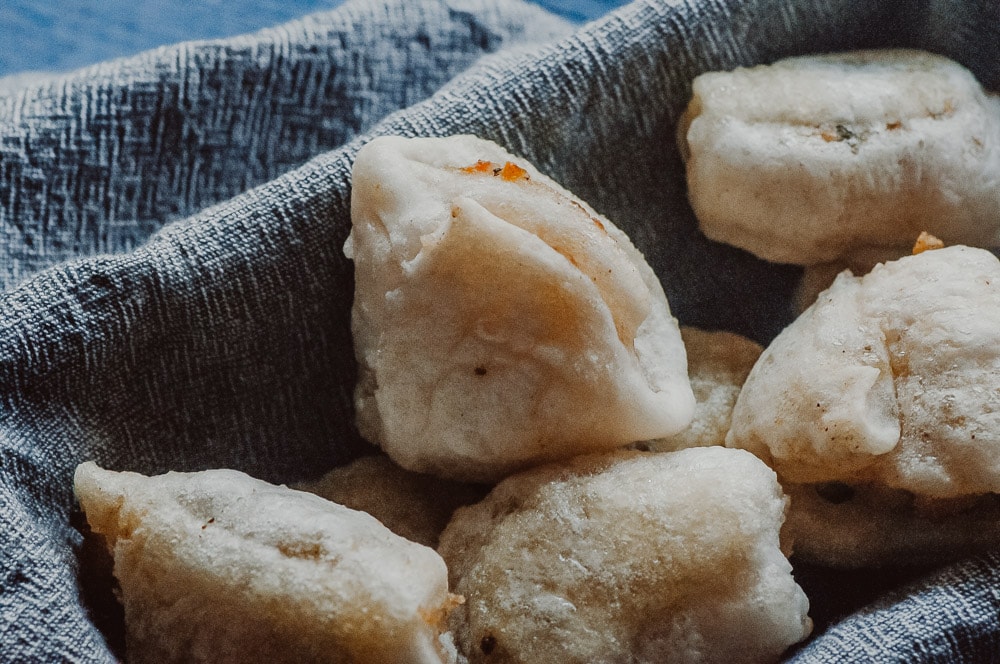  Baked Gluten-Free + Vegan Samosas! - These super easy, healthy and delicious baked vegetable samosas are filled with peas, potatoes, the perfect blend of spices and wrapped in a crunchy, chewy tapioca flour pastry dough. This Indian dish is vegan, gluten-free, dairy-free, soy-free, and nut-free! #bakedsamosas #glutenfreesamosas #vegansamosas #samosarecipe #easysamosas 