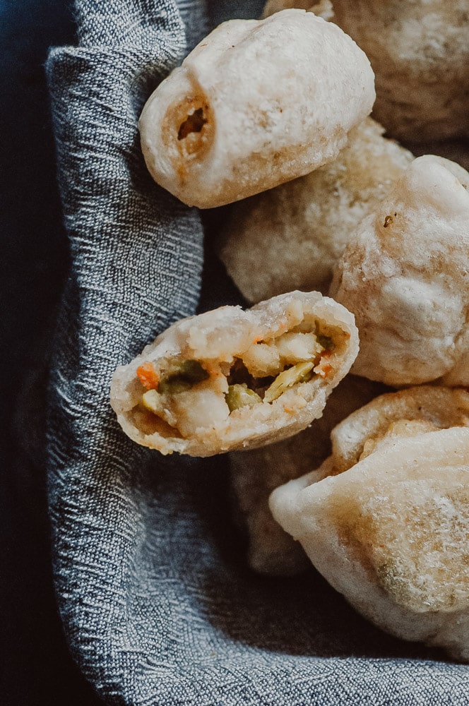  Baked Gluten-Free + Vegan Samosas! - These super easy, healthy and delicious baked vegetable samosas are filled with peas, potatoes, the perfect blend of spices and wrapped in a crunchy, chewy tapioca flour pastry dough. This Indian dish is vegan, gluten-free, dairy-free, soy-free, and nut-free! #bakedsamosas #glutenfreesamosas #vegansamosas #samosarecipe #easysamosas 