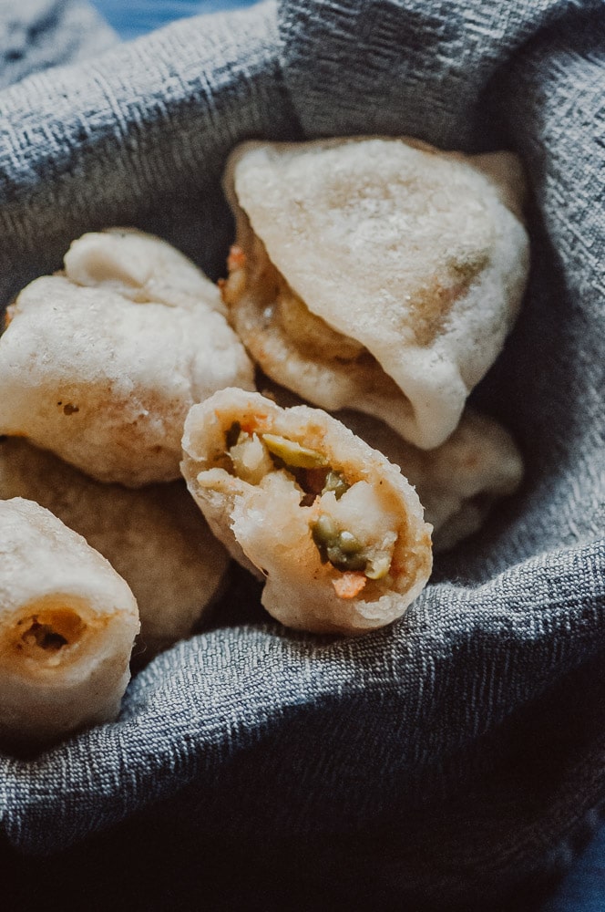  Baked Gluten-Free + Vegan Samosas! - These super easy, healthy and delicious baked vegetable samosas are filled with peas, potatoes, the perfect blend of spices and wrapped in a crunchy, chewy tapioca flour pastry dough. This Indian dish is vegan, gluten-free, dairy-free, soy-free, and nut-free! #bakedsamosas #glutenfreesamosas #vegansamosas #samosarecipe #easysamosas 