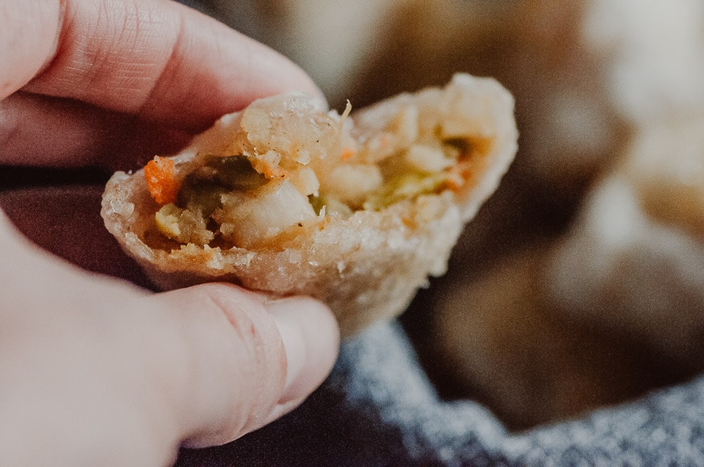  Baked Gluten-Free + Vegan Samosas! - These super easy, healthy and delicious baked vegetable samosas are filled with peas, potatoes, the perfect blend of spices and wrapped in a crunchy, chewy tapioca flour pastry dough. This Indian dish is vegan, gluten-free, dairy-free, soy-free, and nut-free! #bakedsamosas #glutenfreesamosas #vegansamosas #samosarecipe #easysamosas 