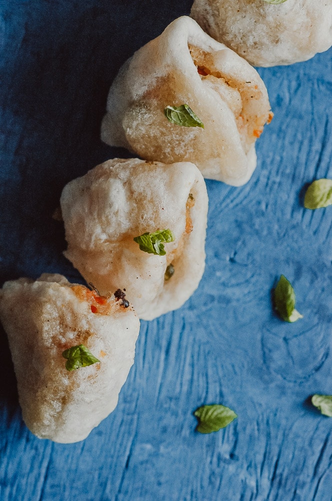  Baked Gluten-Free + Vegan Samosas! - These super easy, healthy and delicious baked vegetable samosas are filled with peas, potatoes, the perfect blend of spices and wrapped in a crunchy, chewy tapioca flour pastry dough. This Indian dish is vegan, gluten-free, dairy-free, soy-free, and nut-free! #bakedsamosas #glutenfreesamosas #vegansamosas #samosarecipe #easysamosas 