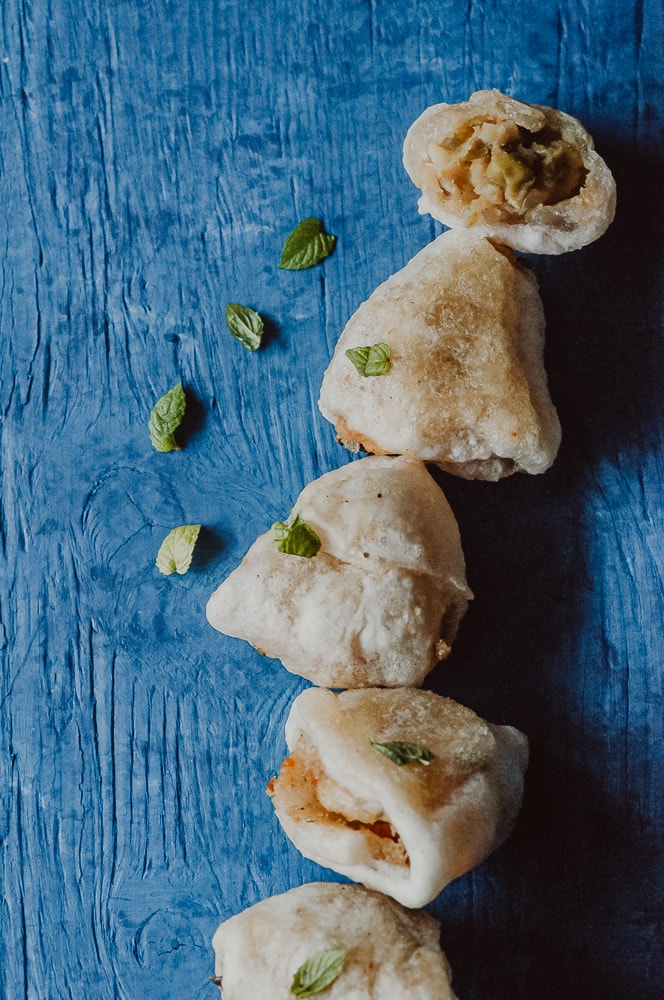  Baked Gluten-Free + Vegan Samosas! - These super easy, healthy and delicious baked vegetable samosas are filled with peas, potatoes, the perfect blend of spices and wrapped in a crunchy, chewy tapioca flour pastry dough. This Indian dish is vegan, gluten-free, dairy-free, soy-free, and nut-free! #bakedsamosas #glutenfreesamosas #vegansamosas #samosarecipe #easysamosas 