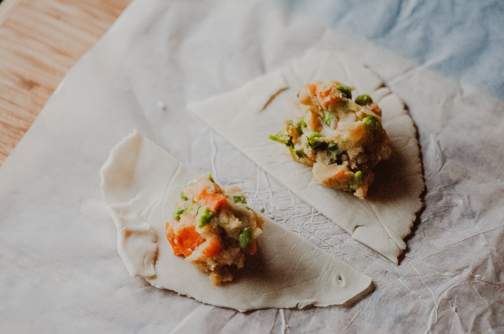  Baked Gluten-Free + Vegan Samosas! - These super easy, healthy and delicious baked vegetable samosas are filled with peas, potatoes, the perfect blend of spices and wrapped in a crunchy, chewy tapioca flour pastry dough. This Indian dish is vegan, gluten-free, dairy-free, soy-free, and nut-free! #bakedsamosas #glutenfreesamosas #vegansamosas #samosarecipe #easysamosas 