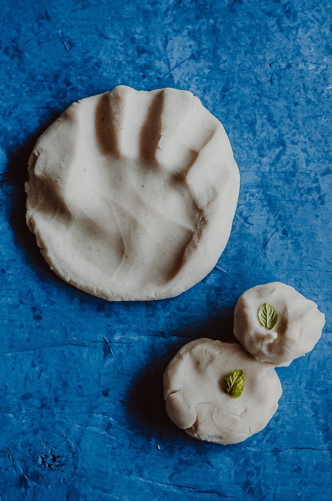  This natural homemade gluten-free playdough recipe is made with edible, non-toxic ingredients, including freshly harvested peppermint leaves for a fun sensory-rich play dough experience! Learn how to make this easy gluten-free play dough + learn all about the benefits of this healthy and beneficial indoor activity! This nature inspired crafts activity will please the pickiest of kids, + ease your worries with its safe and wholesome ingredients! #glutenfreeplaydough #edibleplaydough 