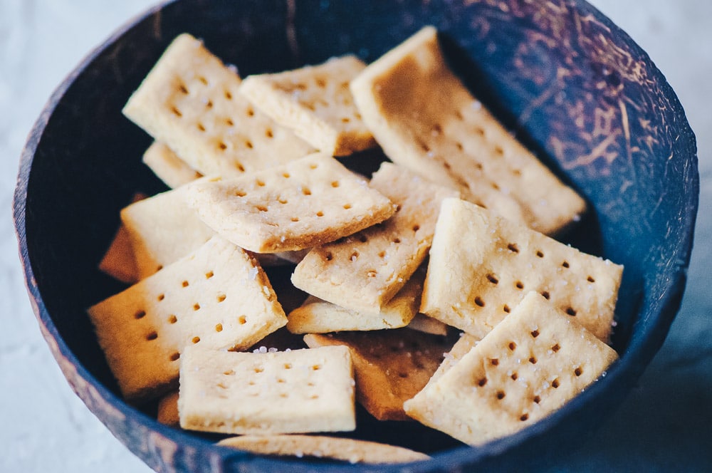  Super healthy, easy and delicious 5-INGREDIENT Chickpea Flour Crackers! These gluten-free sea salt crackers are also vegan, dairy-free, soy-free and nut-free and are perfectly crispy and flavorful! #chickpeaflour #garbanzobeanflour #chickpeacrackers #chickpeaflourcrackers #glutenfreecrackers #glutenfreeseasaltcrackers 