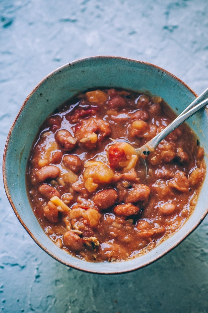   This super easy, healthy and delicious vegetarian chili recipe is packed with acorn squash, pinto beans and the perfect blend of spices for a most hearty and comforting autumn-inspired Instant Pot pressure cooker dish! #instantpotvegetarianchili #instantpotacornsquash #acornsquashchili #instantpotpintobeans  