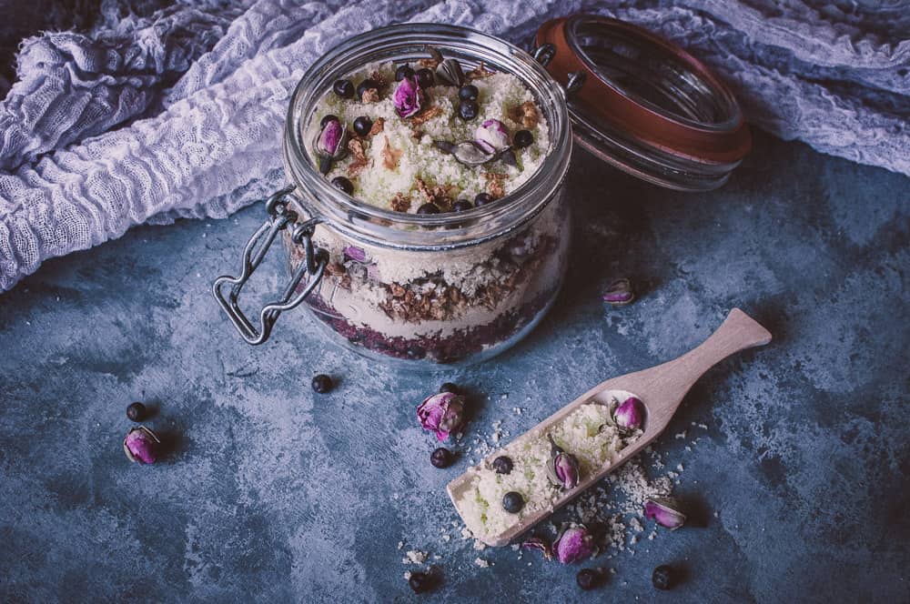 a jar filled with fizzy bath salts ingredients