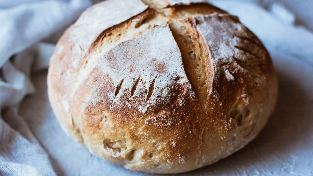 https://moonandspoonandyum.com/wp-content/uploads/2020/09/gluten-free-sourdough-bread-recipe-17-of-60-1200x675.jpg