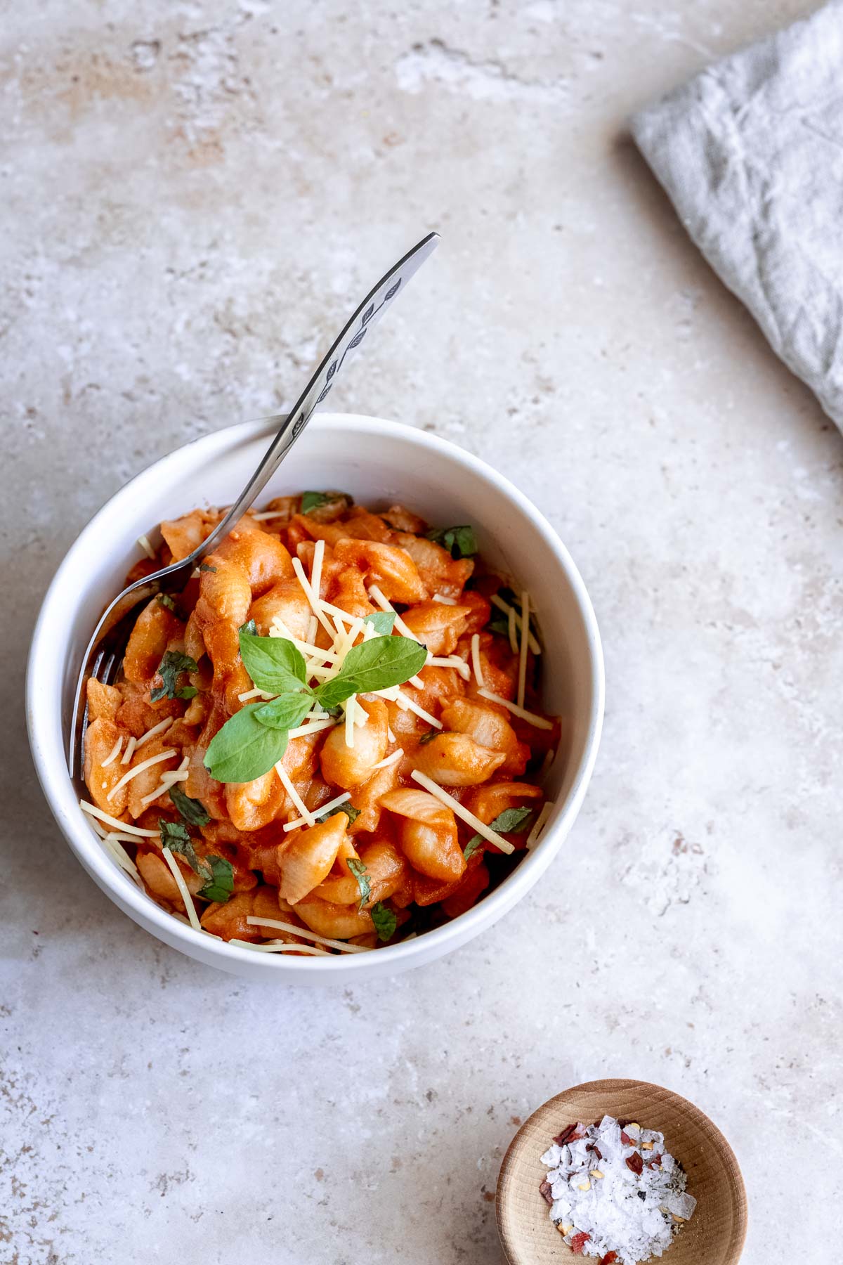 spicy gigi hadid pasta recipe made with shell pasta, tomato paste, heavy cream, red chili flakes and garnished with basil and cheese.