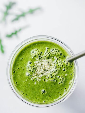 Green Arugula Smoothie with Ginger and Pineapple