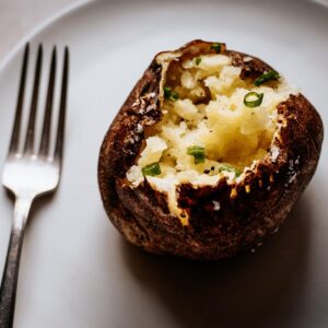 What Goes With Baked Potatoes? 25 Amazing Dishes