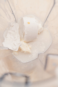 A blender filled with fruit dip and other ingredients.